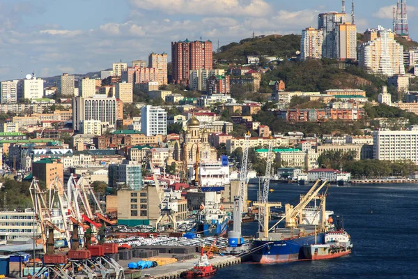 Vladivostok, Rusya - Ekim 05, 2019: Krestovaya tepesinin tepesinden alınan Vladivostok limanı ve kentin merkezi kesiminin panoraması.