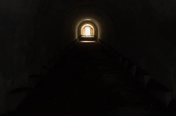 暗い地下トンネルの端の照明の出口 — ストック写真