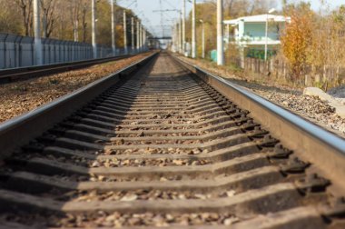 Demiryolu rayları kapanıyor, ileri doğru gidiyor..