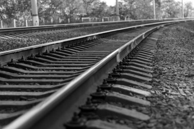 Demiryolu rayları kapanıyor, ileri doğru gidiyor..