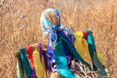 Geleneksel bir Rus halk korkuluğu, Maslenitsa 'da (Shrovetide) ateşte yanma kutlaması yaptı..