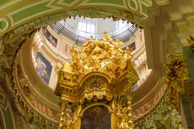 St. Petersburg, Rusya - 10 Eylül 2016: Peter ve Paul Kalesi 'ndeki Ortodoks Peter ve Paul Katedrali. Romanov Hanedanı 'nın Rus imparatorlarının mezarına ev sahipliği yapar..