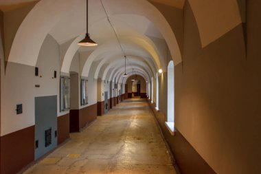 St. Petersburg, Rusya - 10 Eylül 2016: Peter ve Paul Kalesi 'nin cezaevi koridorunun içi.