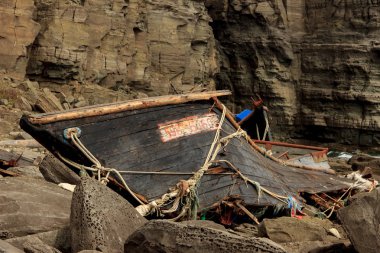 Vladivostok, Rusya - 28 Eylül 2019: Tahta Kuzey Kore balıkçı tekneleri fırtına tarafından Vladivostok yakınlarındaki kayalık bir kıyıya fırlatıldı.
