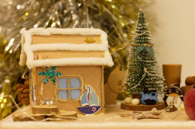 Oyuncak ev, Noel ağacı, hayvanlar ve Noel süslemeleri..