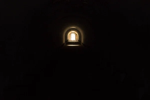 Saída Iluminada Pelo Sol Passagem Subterrânea Negra Escura Fort Pospelova — Fotografia de Stock