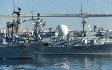 Vladivostok, Rusya - 02 Ocak 2020: Pasifik filosunun savaş gemileri - destroyer Burny, kruvazör Varyag, büyük anti-denizaltı gemisi Amiral Panteleev ve gemi komutanı Mareşal Krylov.