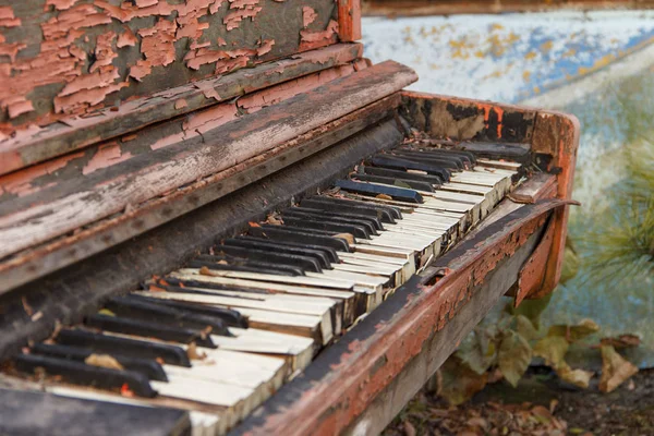 Old Broken Piano Street Large Pan White Black Keys — Stockfoto