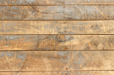 Yağmurda ıslanmış ve güneşte solmuş eski ahşap tahtaların yüzeyi.