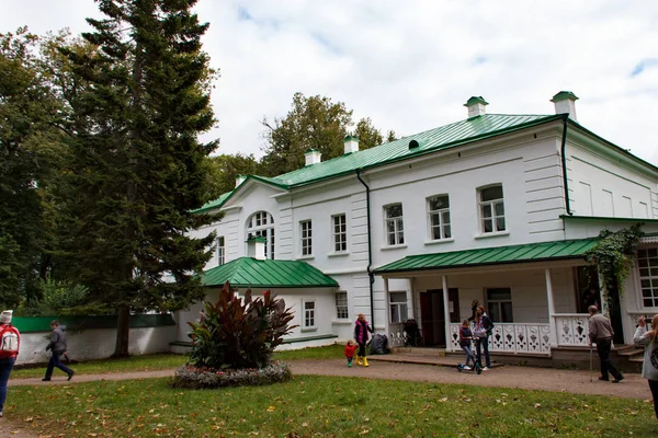 Tula, Rusya - 17 Eylül 2016: Rus yazar Leo Tolstoy 'un Tula yakınlarındaki Yasnaya Polyana' daki aile mülkü.