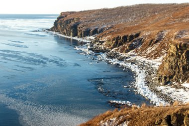 Vladivostok 'taki Rus adasındaki Tobizin Burnu açıklarında kış denizinde yüzen buz kütleleri.