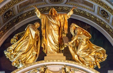 St. Petersburg, Rusya - 10 Eylül 2016: St. Petersburg 'daki St. Isaac Katedrali' nin içindeki azizler, ikonlar ve duvar resimleri.