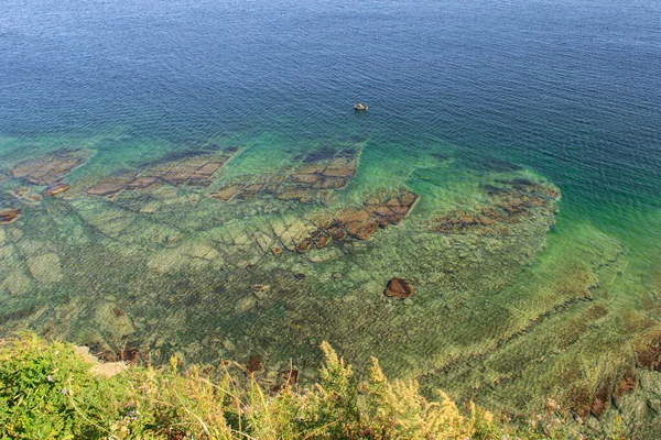 Ύφαλοι Στη Βραχώδη Ακτή Του Νησιού Russky Στο Vladivostok — Φωτογραφία Αρχείου