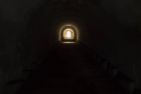 Eine Beleuchtete Tür Die Aus Einem Düsteren Dunklen Unterirdischen Gang — Stockfoto