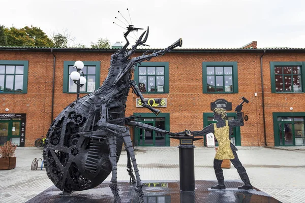 Ünlü Tula ustası Lefty 'nin anıtı, bir pireyi nallıyor..