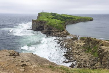 Vladivostok 'taki Rus adasındaki Tobizin Burnu' nun pitoresk sahilindeki uçurumun tepesinden, kıyı taşlarına vuran güçlü dalgalar sırasında.
