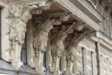 St. Petersurg, Rusya - Eylül 09, 2016: St. Petersburg 'daki tarihi binaların mimarisinin heykel unsurları.