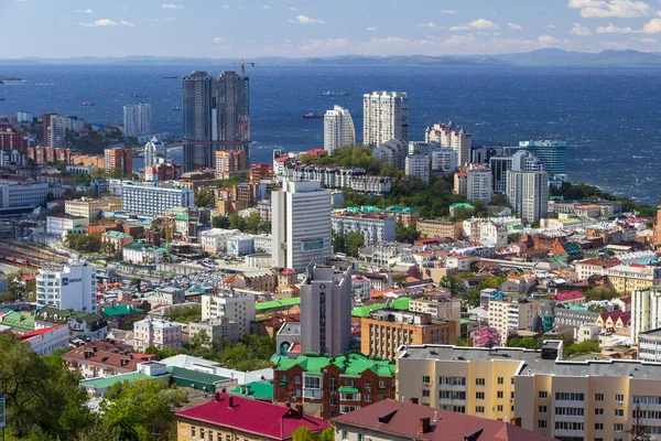 Vladivostok, Rusya - 18 Eylül 2019: Vladivostok 'un merkezinin en yüksek noktasından görünen bir manzara Kartal Yuvası tepesidir.