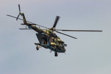 Vladivostok, Rusya - 18 Eylül 2018: Rus Sovyet Sovyet çok amaçlı helikopteri MI-8 suya iniş tatbikatlarında.