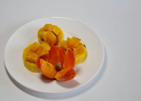 Vegetarische Kost Auf Einem Weißen Teller Liegen Scheiben Gebackener Kürbis — Stockfoto