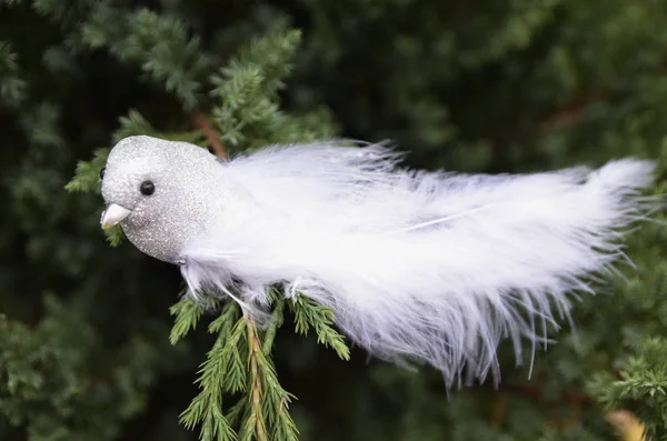 Natale Sullo Sfondo Rami Ginepro Verde Uccelli Decorativi Bianchi — Foto Stock