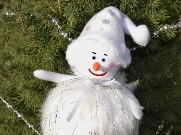 Рождество Фоне Зеленых Свежих Еловых Ветвей Милый Улыбающийся Снеговик — стоковое фото