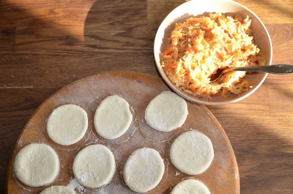 Comida Casera Tablero Hay Una Masa Recién Amasada Hecha Harina — Foto de Stock