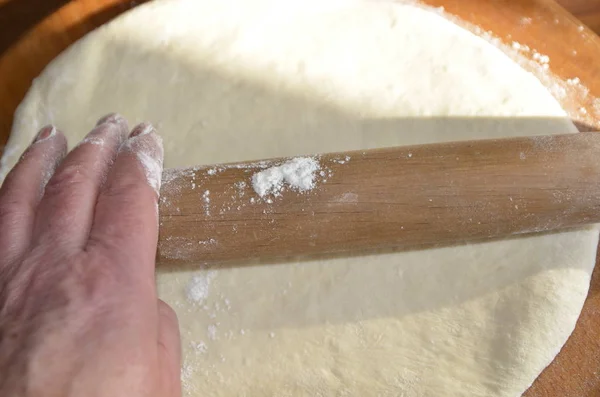 Comida Casera Tablero Encuentra Una Masa Recién Amasada Hecha Harina — Foto de Stock