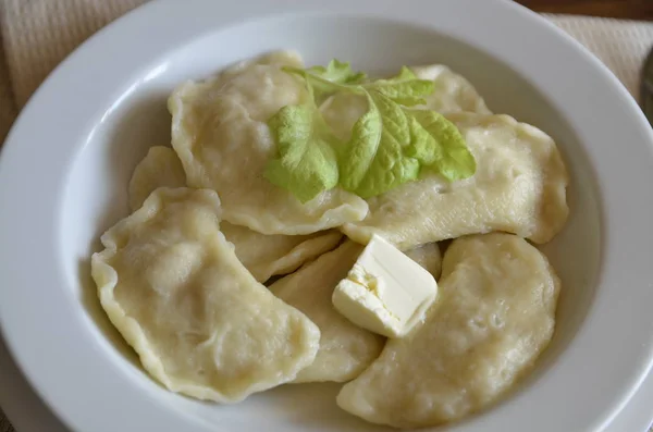 Hausgemachtes Essen Auf Dem Tisch Liegt Ein Weißer Teller Mit — Stockfoto