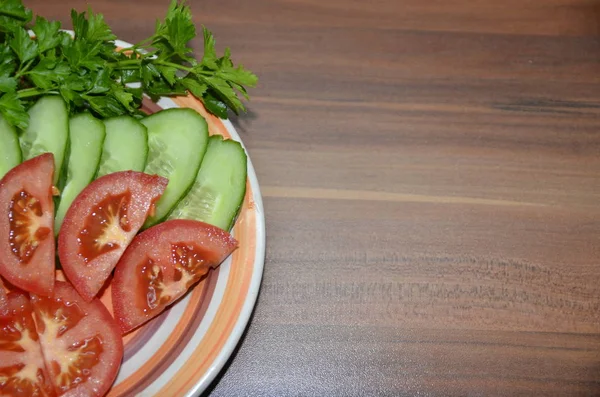 Mesa Está Prato Com Legumes Picados Pepinos Tomates Raminhos Salsa — Fotografia de Stock