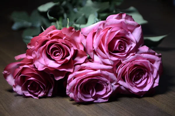 즐거운 연인들을 분홍색 꽃다발 — 스톡 사진
