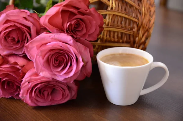 节日气氛 送给恋人的一束新鲜芬芳的粉红玫瑰和一杯白咖啡 — 图库照片