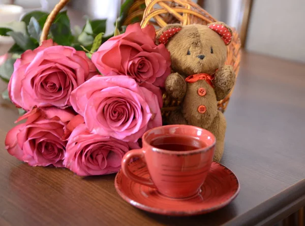 Día San Valentín Una Cesta Rosas Rosadas Fragantes Frescas Oso —  Fotos de Stock