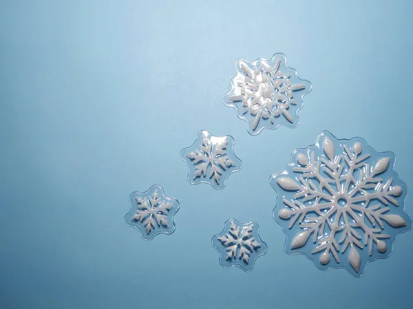 Різдвяна Листівка Синьому Фоні Білі Блискучі Сніжинки — стокове фото