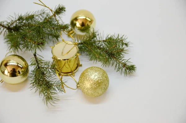 圣诞快乐Happy Cristmas 白色的背景是一个绿色新鲜的云杉枝条和节日装饰 — 图库照片