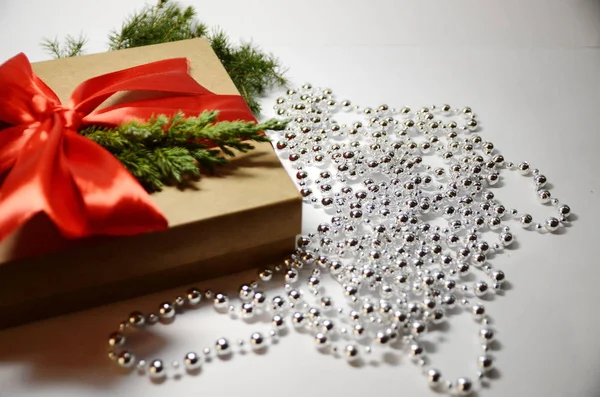크리스마스 새해가 포장에 전나무 구슬로 장식하고 — 스톡 사진