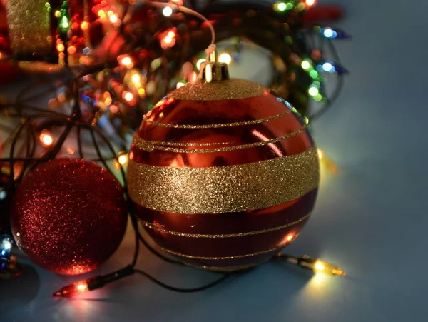 Frohe Weihnachten Neujahr Bunte Lichter Girlanden Adventskranz Und Rote Kugeln — Stockfoto