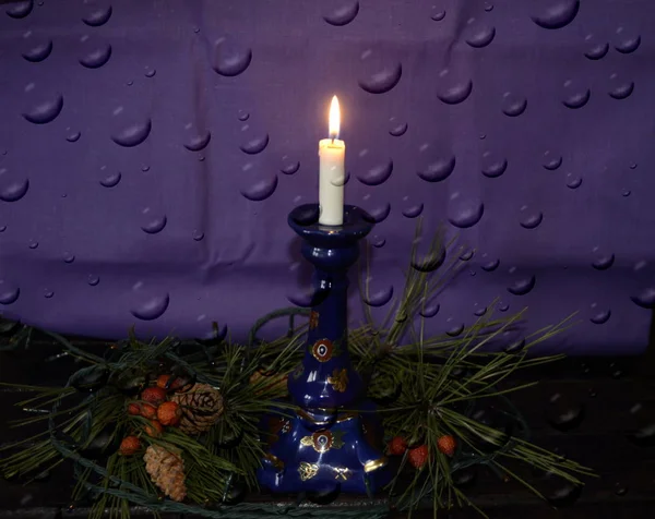 Férias Feliz Natal Fundo Violeta Uma Vela Queima Castiçal Azul — Fotografia de Stock