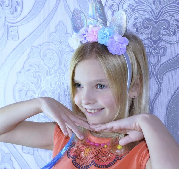 Portrét Krásné Dívky Modrýma Očima Blond Vlasy Hlavě Věnec Květin Stock Snímky