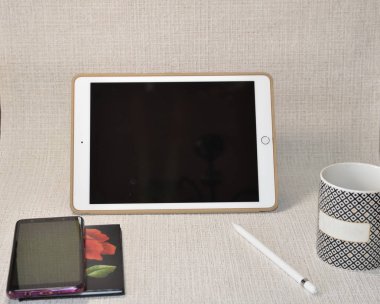 İş için. Geçmişi ve dokuları. Hafif bir arka planda çizim için bir tablet ve bir stil yatar.