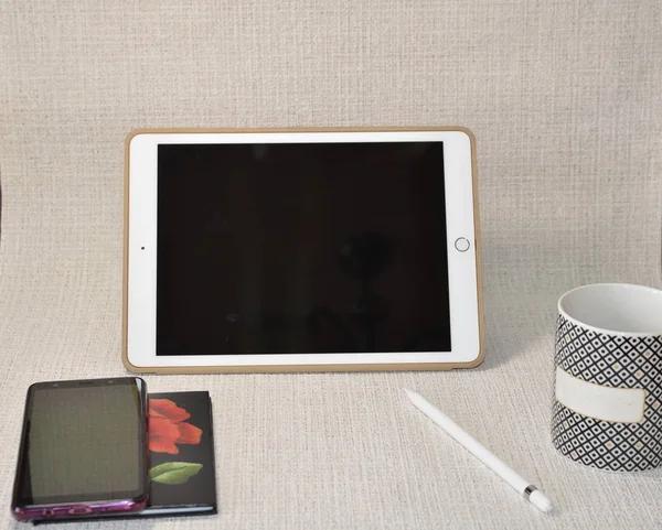 İş için. Geçmişi ve dokuları. Hafif bir arka planda çizim için bir tablet ve bir stil yatar.
