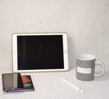 İş için. Geçmişi ve dokuları. Hafif bir arka planda çizim için bir tablet ve bir stil yatar.