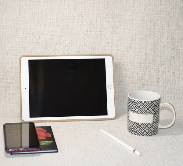 İş için. Geçmişi ve dokuları. Hafif bir arka planda çizim için bir tablet ve bir stil yatar.