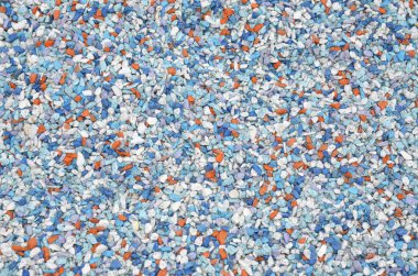 Dinlenme bölgesi. Park, bulutlu bir gün. Evergreen ağaçları, çalılar, çimenler, dinlenmek için banklar var..