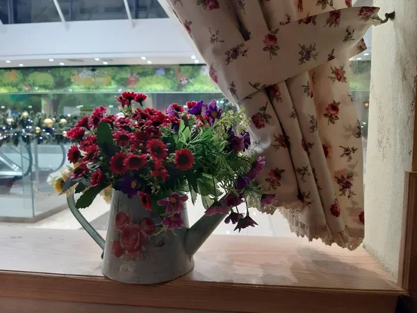 Interior Uma Cortina Branca Com Flores Cor Rosa Estilo Provence — Fotografia de Stock