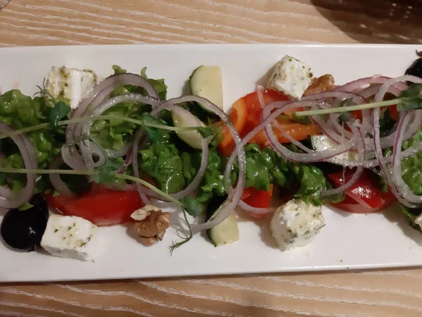 Griekse Salade Bestaat Uit Tomaten Komkommers Feta Sjalotten Olijven Smaak — Stockfoto