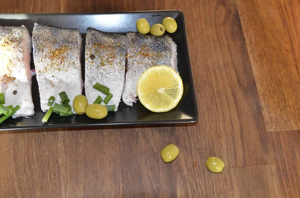 Mesa Hay Plato Rectangular Negro Con Filete Pescado Fresco Lucio — Foto de Stock