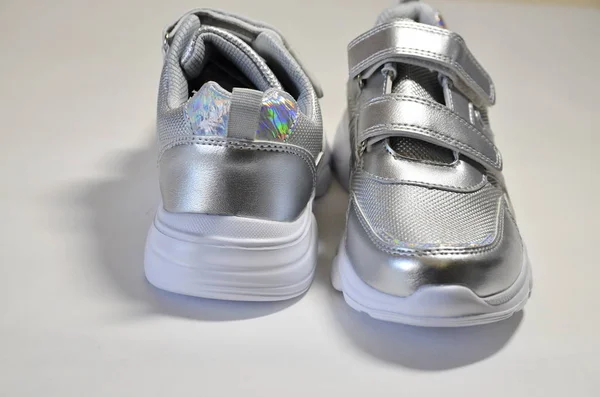 Gyereksportcipő Ezüst Cipők Fehér Talppal Ortopéd Talppal Tépőzárral Nagyon Könnyű — Stock Fotó