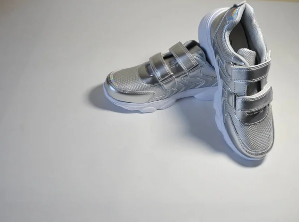 Zapatos Deportivos Para Niños Zapatillas Deporte Plata Con Suela Blanca —  Fotos de Stock