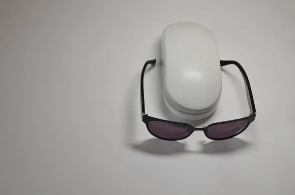 Summer Sun Vision White Background Sunglasses White Leather Case Black — Stok fotoğraf